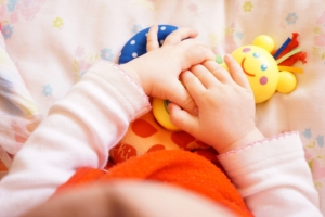 Bébé jouant avec un jouet d’éveil