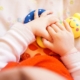 Bébé jouant avec un jouet d’éveil